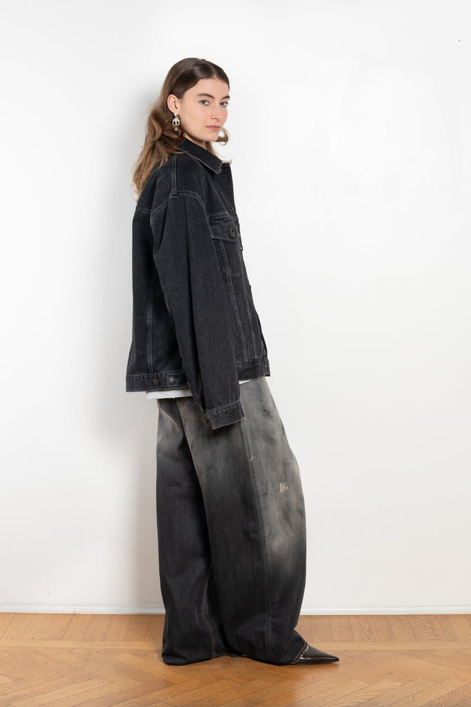 The Denim jacket by Acne Studios is crafted from non stretch denim in a black wash. Cut to a relaxed unisex fit with dropped shoulders and hip length