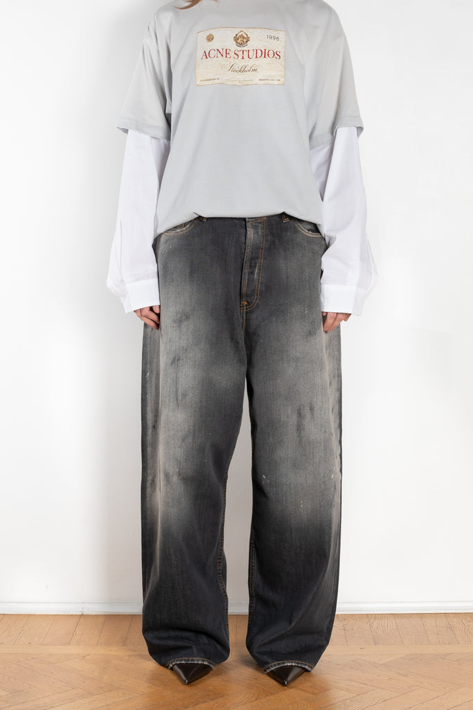 The Super Baggy Jeans 2023 jeans by Acne Studios are cut to a super baggy fit with a mid waist, super wide leg and long length