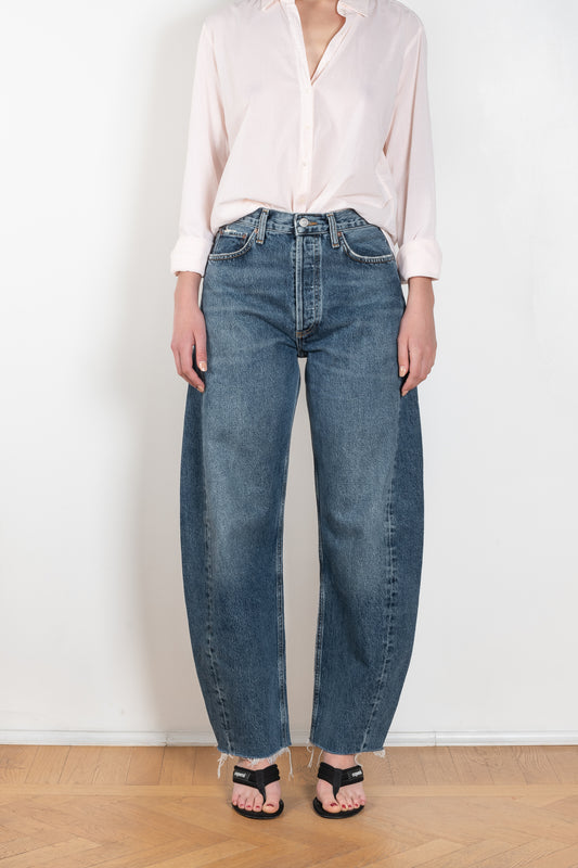 The Luna Jeans by Agolde is a high waisted jeans with an inserted piece detailing the outseam for added volume and a bow shaped leg