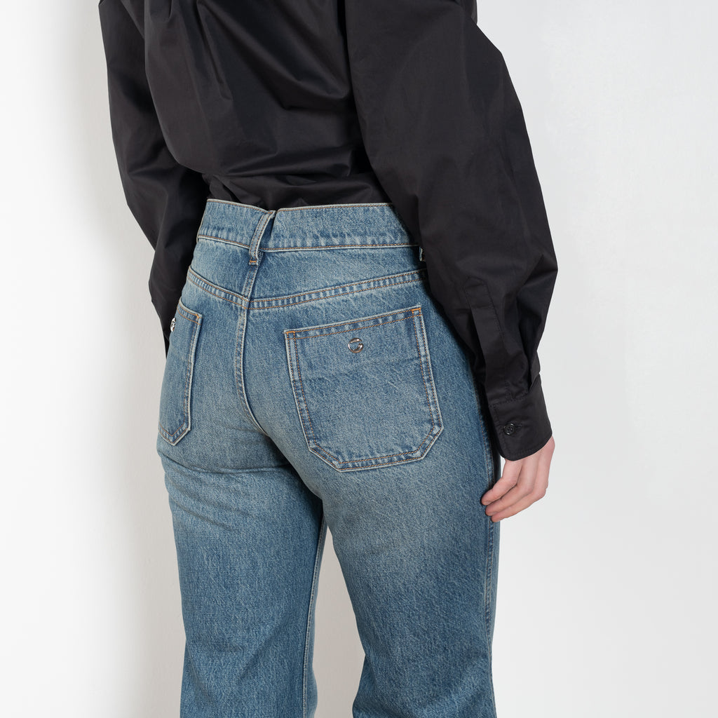 The 4PKT Straight Leg Denim by Coperni is a mid rise jeans with a fitted upper, 4 pockets and a straight leg