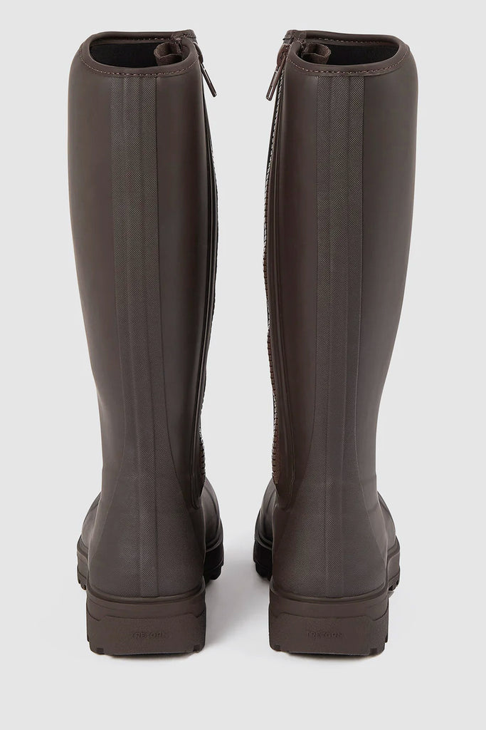 The Ilse Boot by Kassl Edtions in coffee brown is a high rubber boot. This extra-high boot has a line zip closure