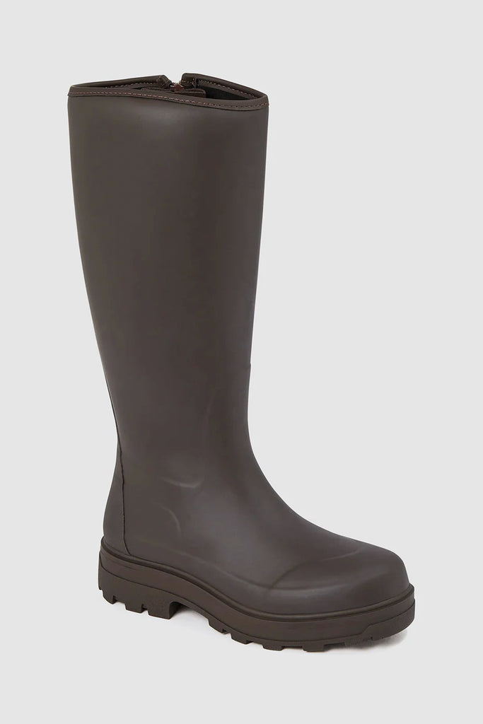 The Ilse Boot by Kassl Edtions in coffee brown is a high rubber boot. This extra-high boot has a line zip closure