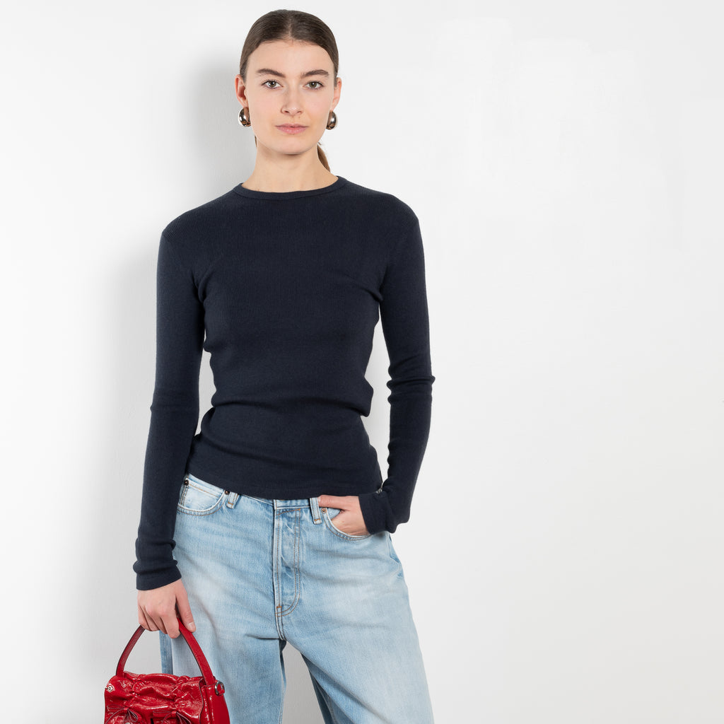 The Vivian Tee by Lisa Yang is a fitted long sleeve knit in a featherlight, fine-knit cashmere blended with cotton, and with a subtle all-over rib