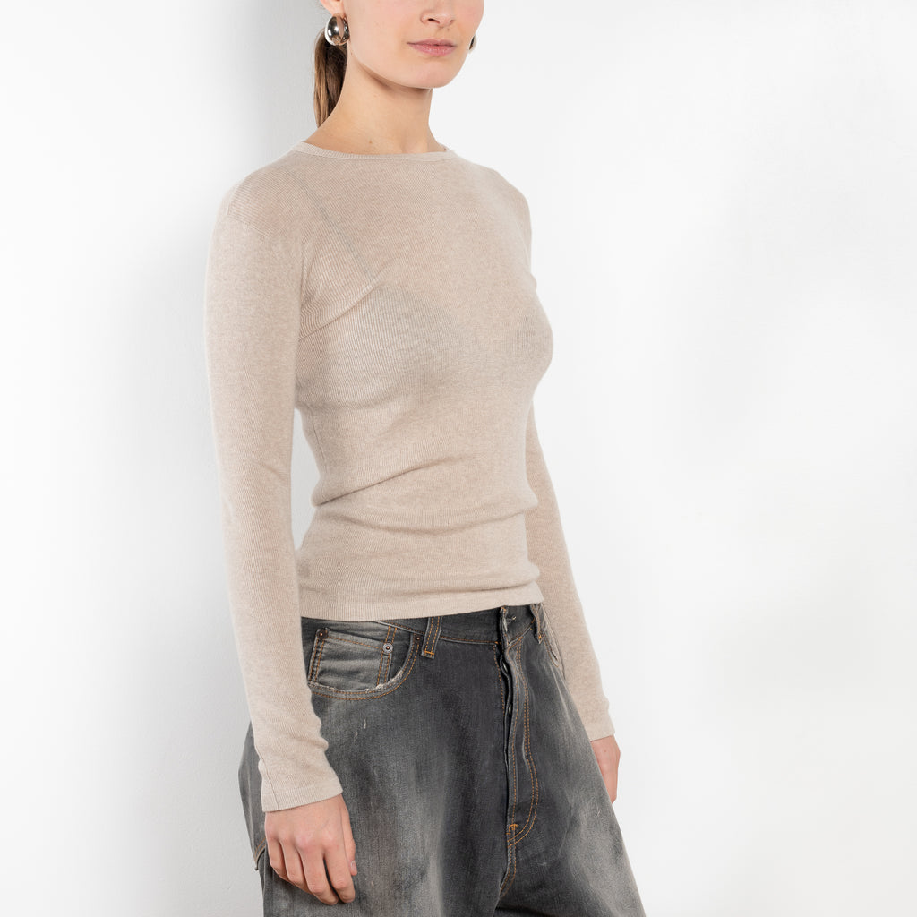 The Vivian Tee by Lisa Yang is a fitted long sleeve knit in a featherlight, fine-knit cashmere blended with cotton, and with a subtle all-over rib