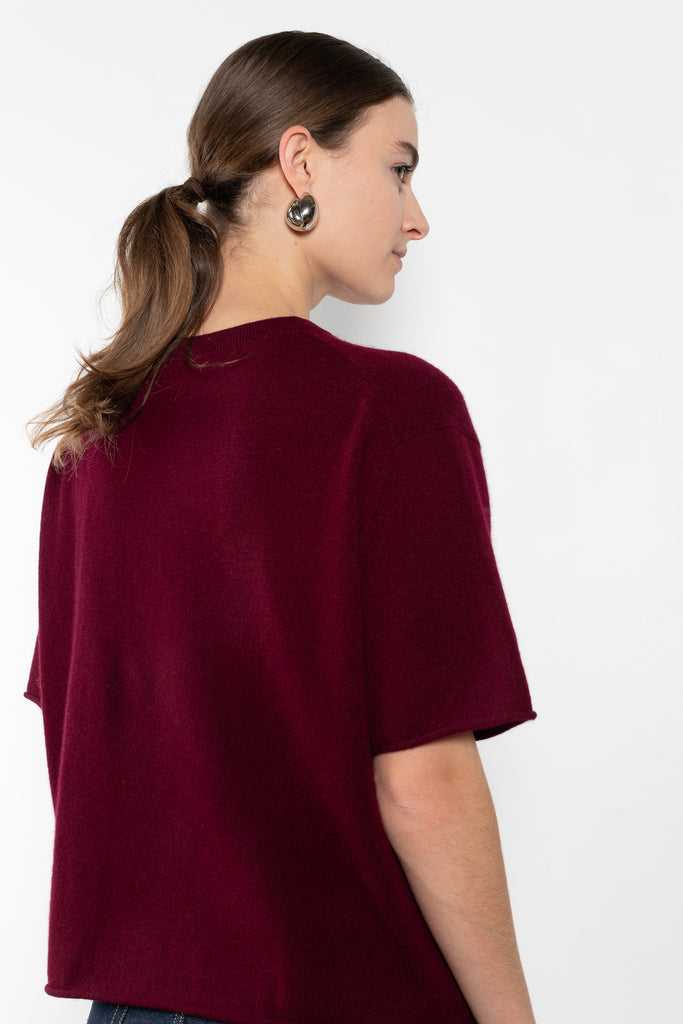 The Cila Tee by LISA YANG is a fine knit cashmere t-shirt with a classic round neck and rolled trim edges