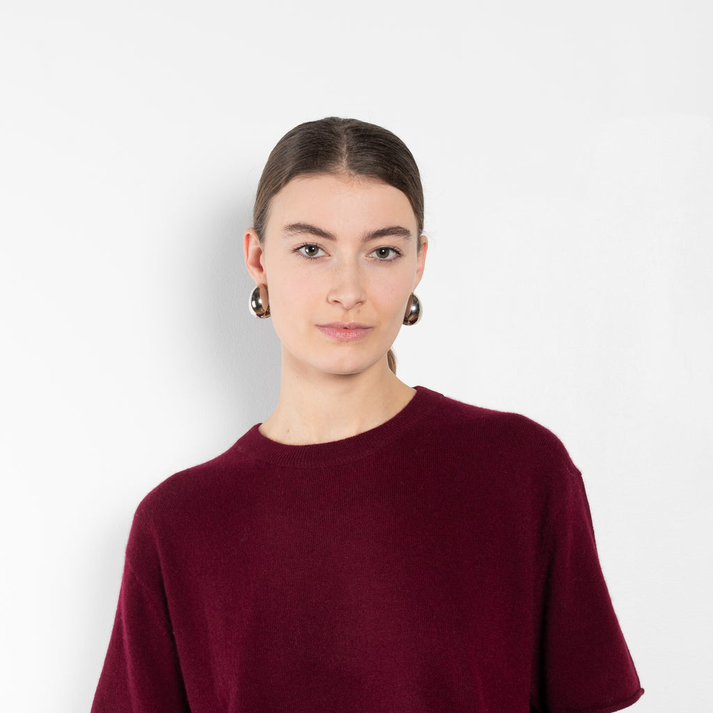 The Cila Tee by LISA YANG is a fine knit cashmere t-shirt with a classic round neck and rolled trim edges