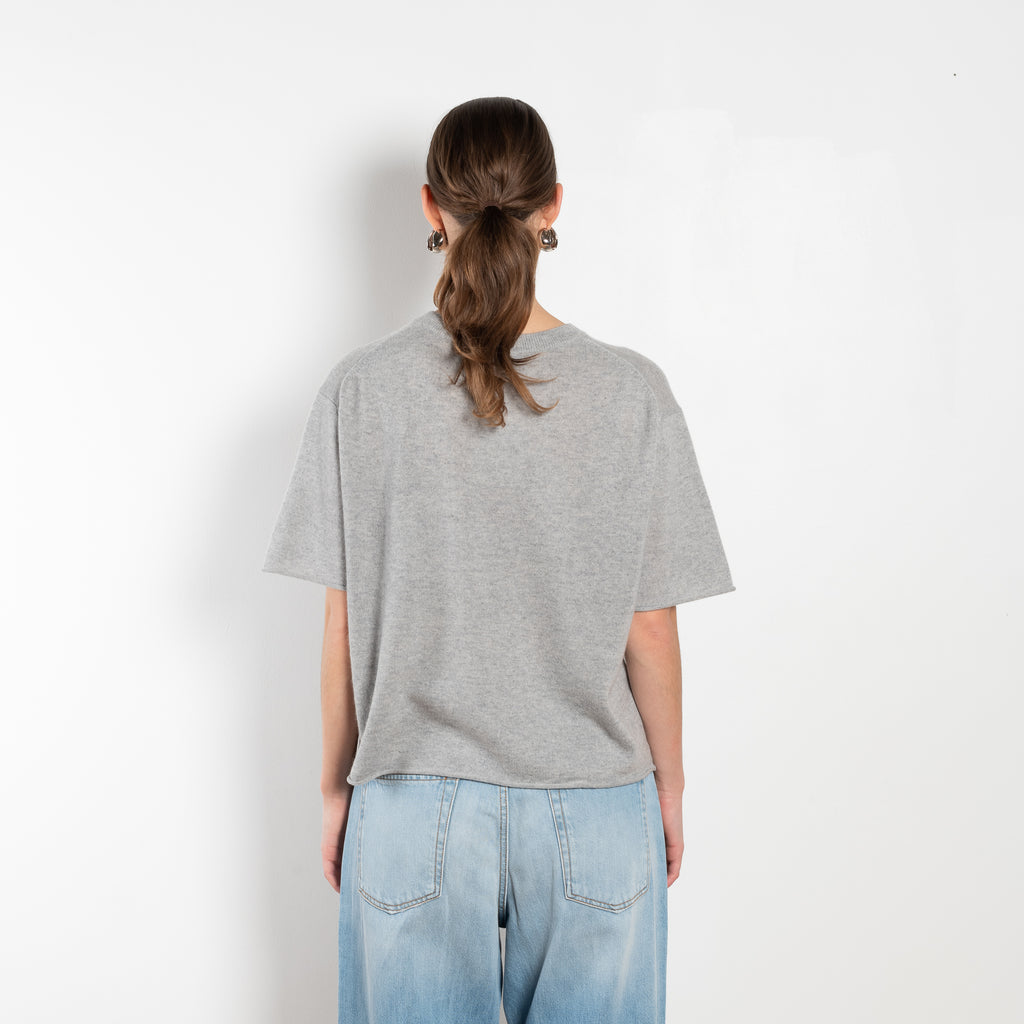 The Cila Tee by LISA YANG is a fine knit cashmere t-shirt with a classic round neck and rolled trim edges