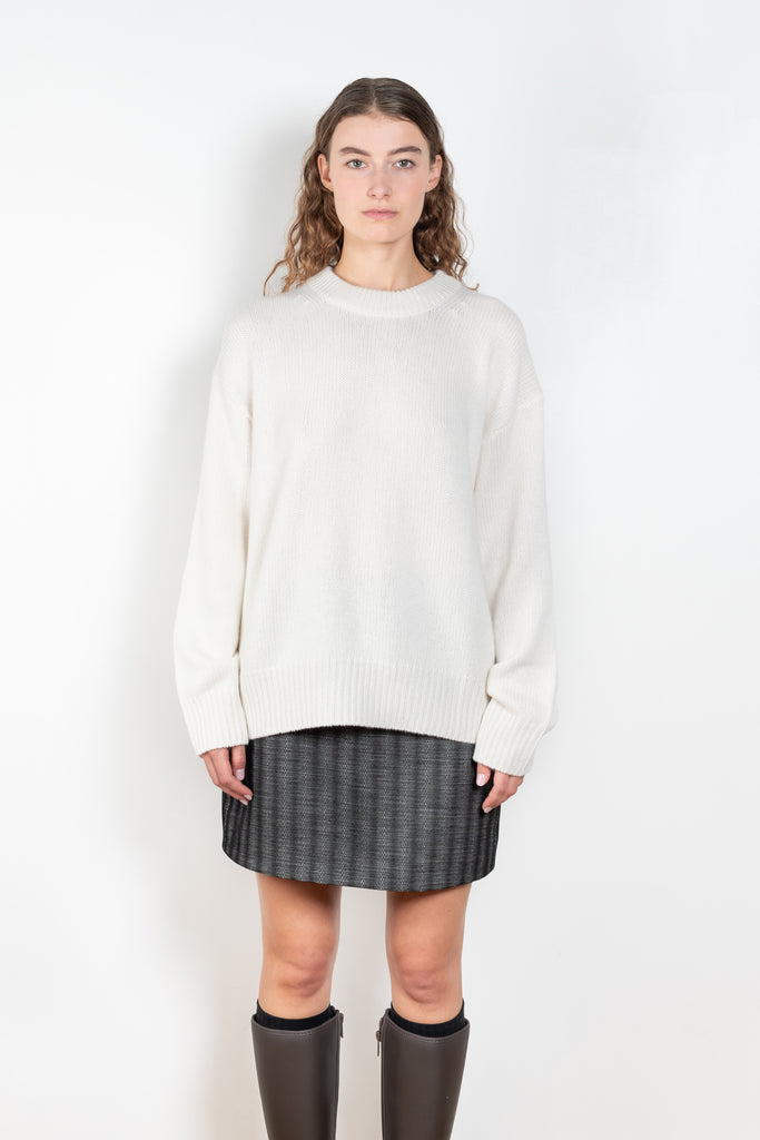 The Renske Sweater by Lisa Yang is a knitted in a 5 gauge plain-knit cashmere with a round neck, elongated sleeves and slim ribbed trims