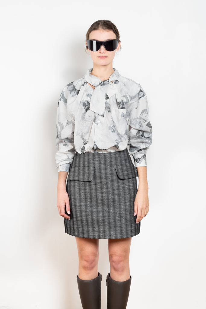 The Boule Shirt with Collar by Meryll Rogge is an oversized shirt with a tie collar and ruffled details on the back in a seasonal floral print