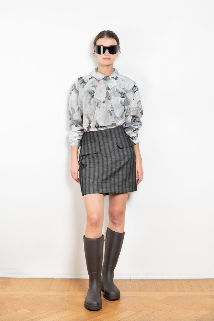 The Boule Shirt with Collar by Meryll Rogge is an oversized shirt with a tie collar and ruffled details on the back in a seasonal floral print