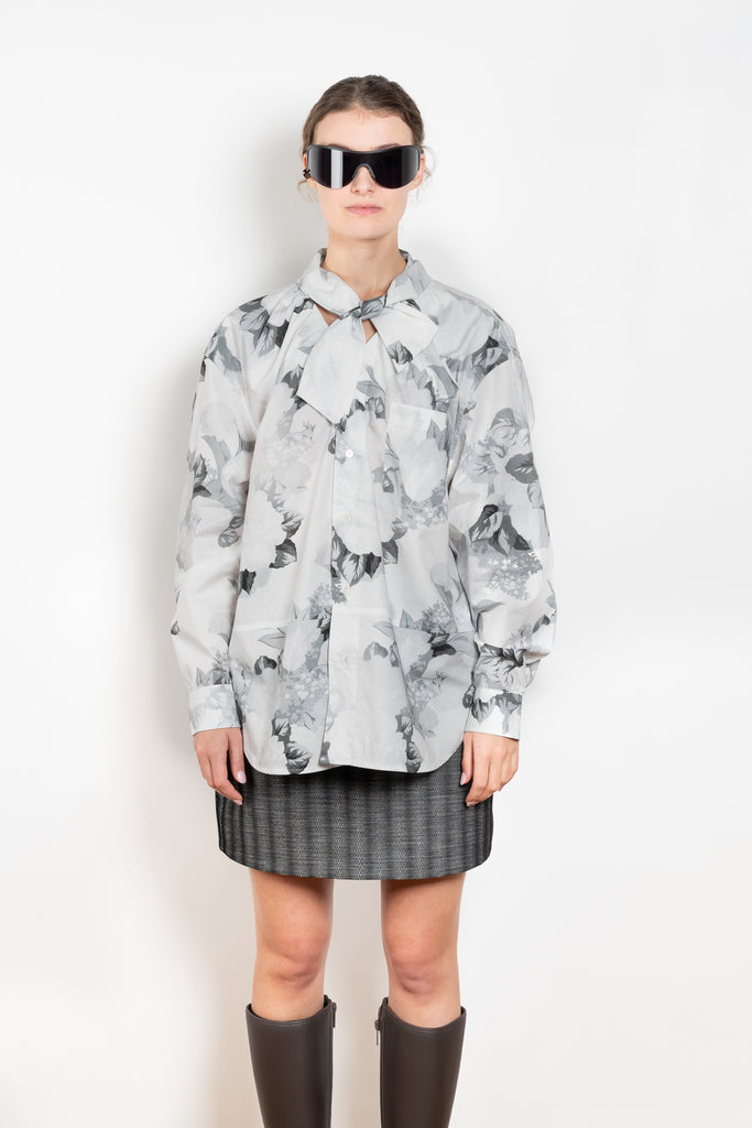 The Boule Shirt with Collar by Meryll Rogge is an oversized shirt with a tie collar and ruffled details on the back in a seasonal floral print