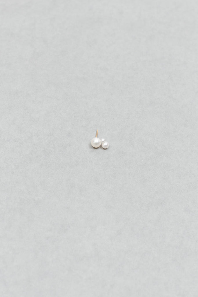 The Petite Stellari Left by Sophie Bille Brahe is a delicate single earring with three pearls varying in size clustered on the earlobe