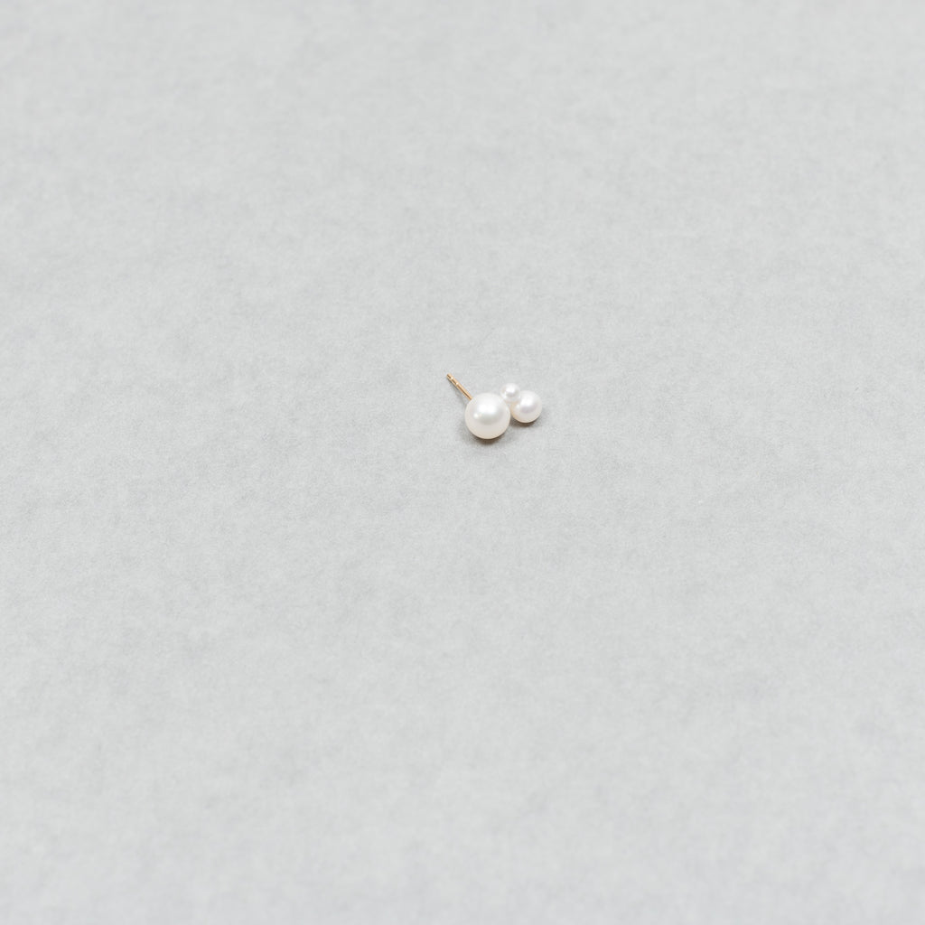 The Petite Stellari Left by Sophie Bille Brahe is a delicate single earring with three pearls varying in size clustered on the earlobe