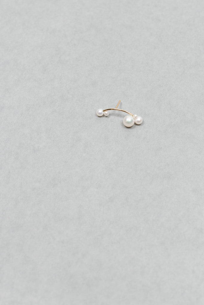 The Stellari Left by Sophie Bille Brahe is a petite version of the Stellari Perle earring with pearls in various sizes placed on a curved gold stem