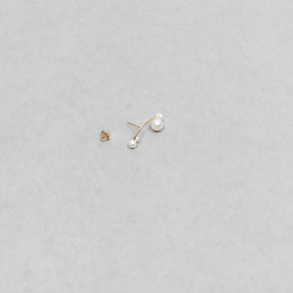 The Stellari Left by Sophie Bille Brahe is a petite version of the Stellari Perle earring with pearls in various sizes placed on a curved gold stem