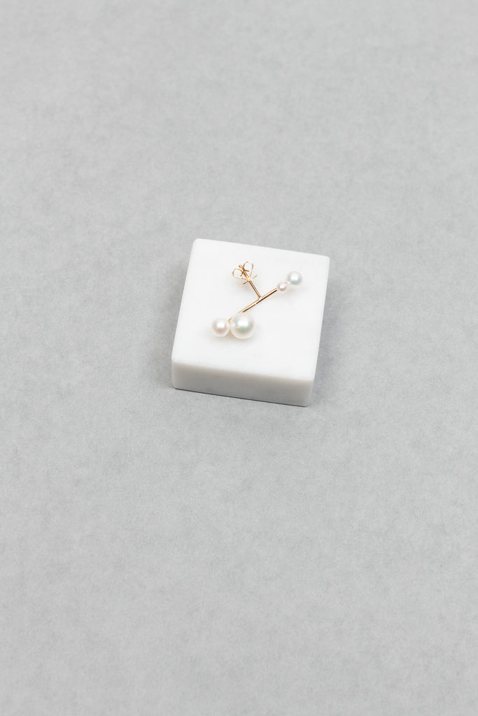 The Stellari Left by Sophie Bille Brahe is a petite version of the Stellari Perle earring with pearls in various sizes placed on a curved gold stem